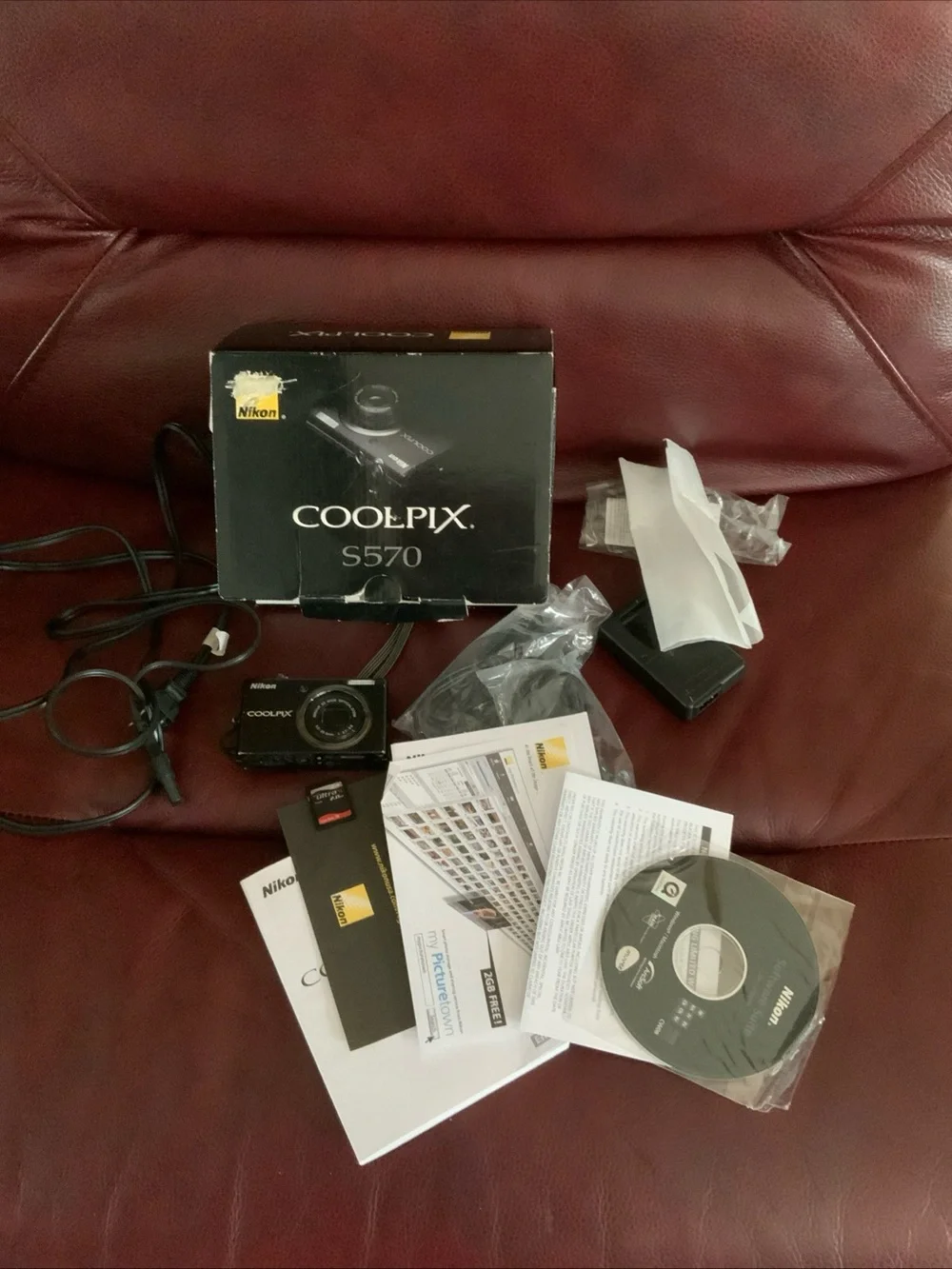 Nikon Coolpix S570 digital camera complete + SD card. Cosmetic scratches present